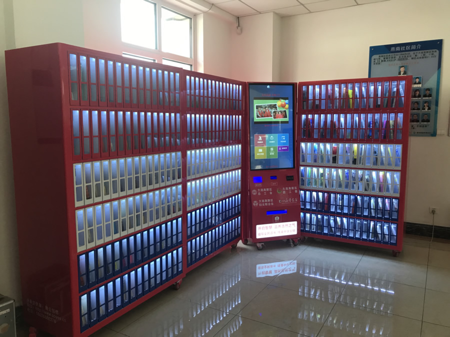 市新华书店第四代云智能售书机亮相